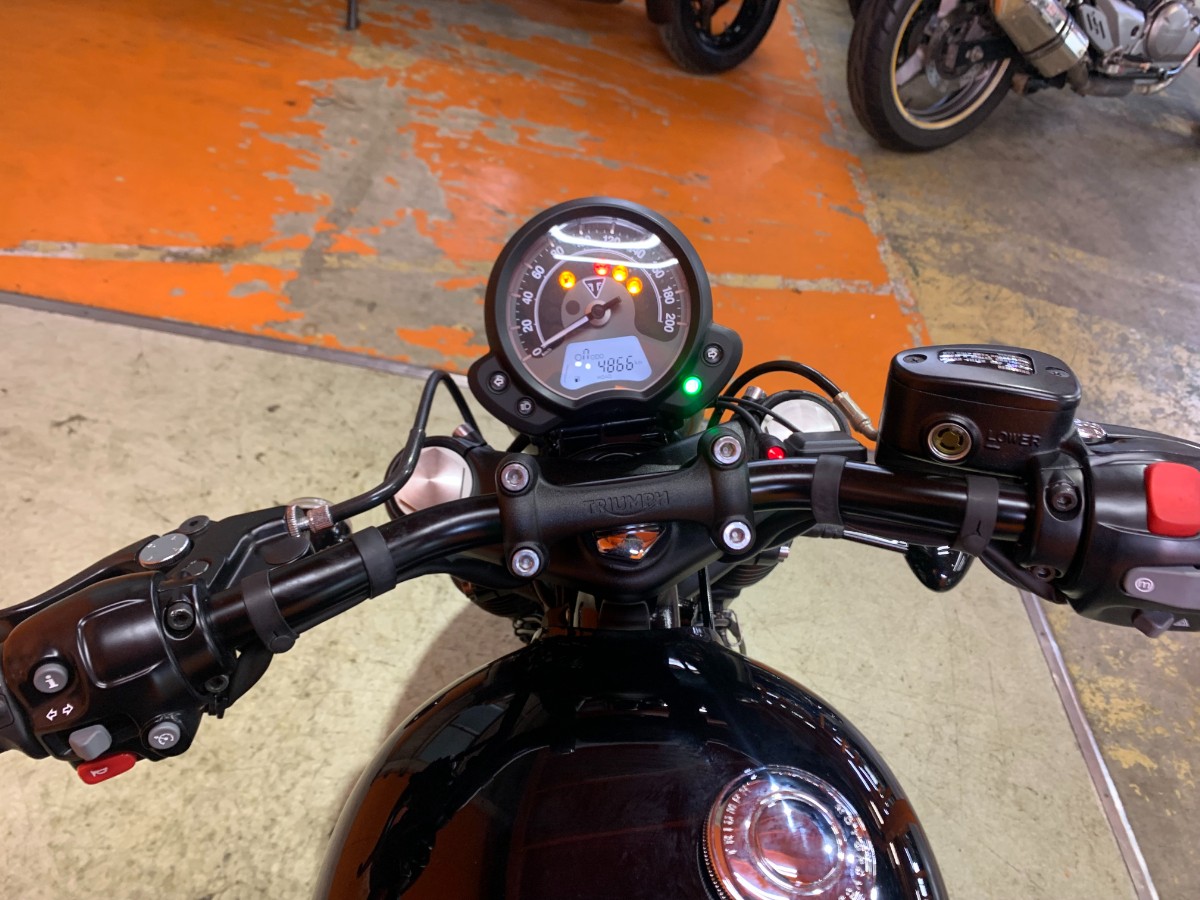 いたってシンプルなハンドル周り！バイクのカッコ良さの原点ここにありです！